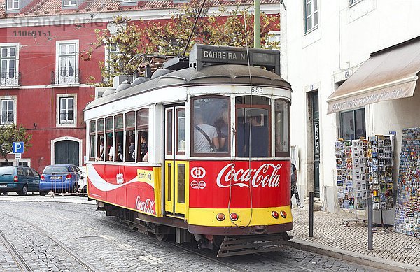 Alte Straßenbahn  Tram im Stadtviertel Alfama  Lissabon  Portugal  Europa