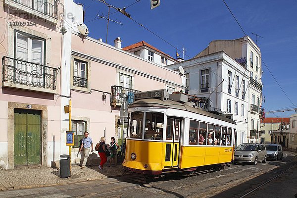 Alte gelbe Straßenbahn  Tram im Stadtviertel Alfama  Lissabon  Portugal  Europa