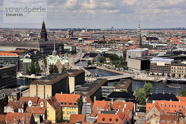 Ausblick vom Turm der evangelisch-lutherischen Erlöserkirche  Vor Frelsers Kirke  über die Altstadt  Kopenhagen  Dänemark  Europa