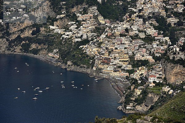 Blick auf die Ortschaft Positano  Amalfiküste  Costiera Amalfitana  Provinz Salerno  Kampanien  Italien  Europa