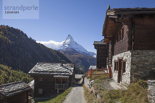 Walliser Holzhäuser im Bergdorf Findeln mit Matterhorn  Zermatt  Wallis  Schweiz  Europa