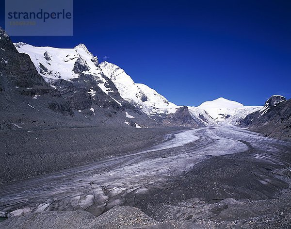 Blick auf die Pasterze  Gletscher  hinten der Großglockner  höchster Berg Österreichs  Nationalpark Hohe Tauern  Kärnten  Österreich  Europa