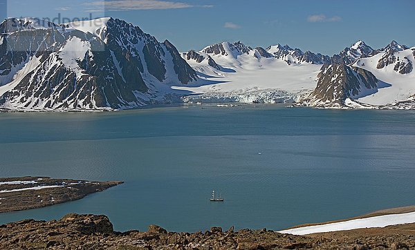 Raudfjord mit Bergen auf der Halbinsel Vasahalvoya  Spitzbergen  Arktis  Norwegen  Europa