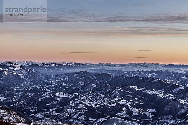 Ausblick auf die Monti Sibillini  Sibellinische Berge  im Winter  vom Monte Nerone  bei Sonnenuntergang  Apenninen  Marken  Italien  Europa