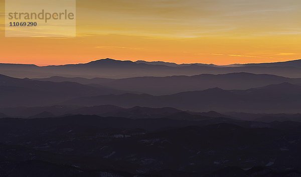 Sonnenuntergang im Winter vom Monte Nerone  Apenninen  Marken  Italien  Europa