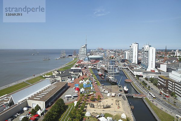 Ausblick vom Radarturm mit Havenwelten und Columbuscenter bei Sail 2015  Bremerhaven  Deutschland  Europa