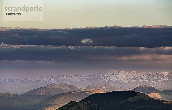 Ausblick vom Monte Motette in den Sibillinischen Bergen bei Sonnenuntergang  Nationalpark Monti Sibillini  Parco Nazionale dei Monti Sibillini  Apenninen  Umbrien  Italien  Europa