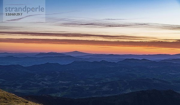 Ausblick vom Monte Amiata bei Sonnenuntergang  Nationalpark Monti Sibillini  Parco Nazionale dei Monti Sibillini  Apenninen  Umbrien  Italien  Europa