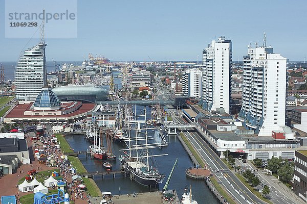 Ausblick vom Radarturm mit Havenwelten und Columbuscenter bei Sail 2015  Windjammerparade  Bremerhaven  Deutschland  Europa
