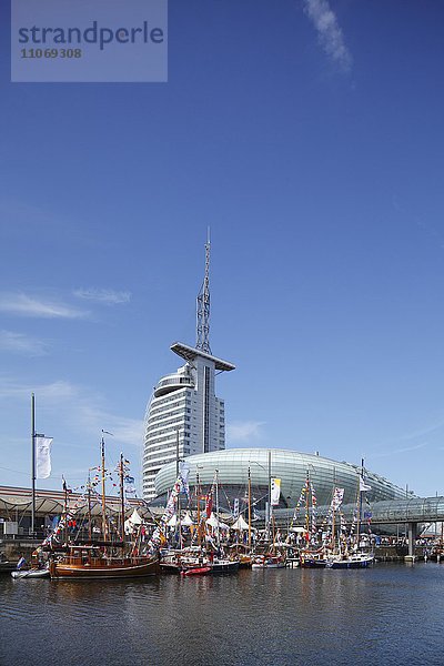 Segelboote mit bunten Fähnchen  hinten Klimahaus und Atlantic Sail City Hotel  Festival Sail 2015  Bremerhaven  Bremen  Deutschland  Europa