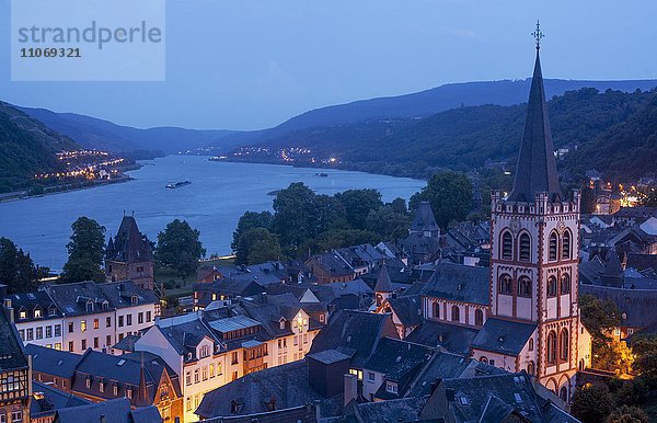 Altstadt mit Kirche St.Peter in der Abenddämmerung  Bacharach am Rhein  Rheinland-Pfalz  Deutschland  Europa