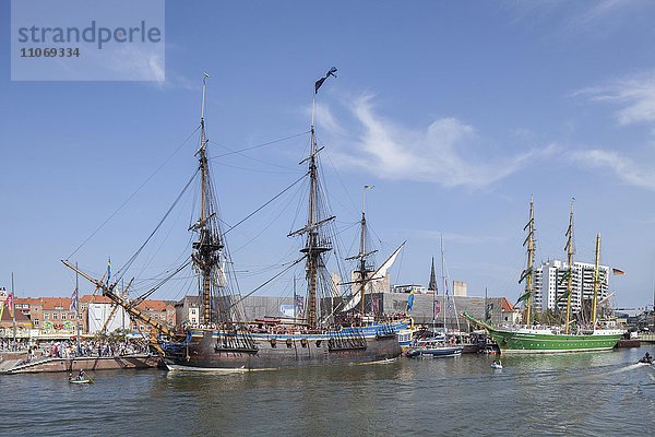 Segelschiff Götheborg mit Hotel- und Gastronomieschiff Alexander von Humboldt II mit Barkasse  Festival Sail 2015 im Neuen Hafen  Bremerhaven  Bremen  Deutschland  Europa