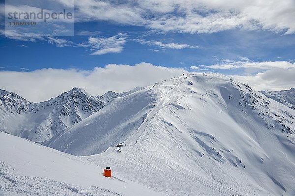 Skilift im Skigebiet Nauders mit Gueserkopf  Nauders am Reschenpass  Tirol  Oesterreich