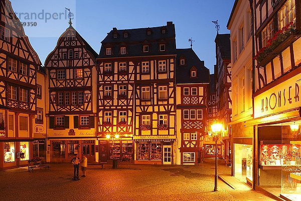 Marktplatz mit Fachwerkhäusern in der Altstadt bei Abenddämmerung  Bernkastel-Kues  Rheinland-Pfalz  Deutschland  Europa