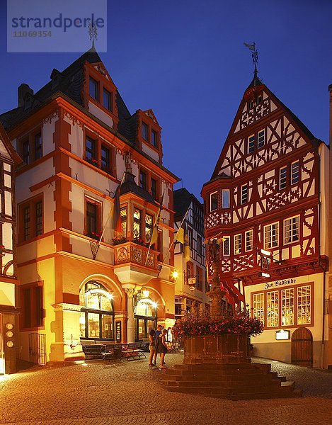 Marktplatz mit Rathaus und Michaelsbrunnen in der Altstadt bei Abenddämmerung  Bernkastel-Kues  Rheinland-Pfalz  Deutschland  Europa