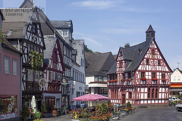 Fachwerkhäuser am Marktplatz mit Rathaus  Rhens  Oberes Mittelrheintal  Rheinland-Pfalz  Deutschland  Europa