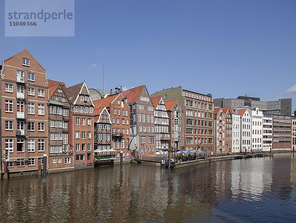Historische Bürgerhäuser in der Deichstraße am Nikolaifleet  Hamburg  Deutschland  Europa