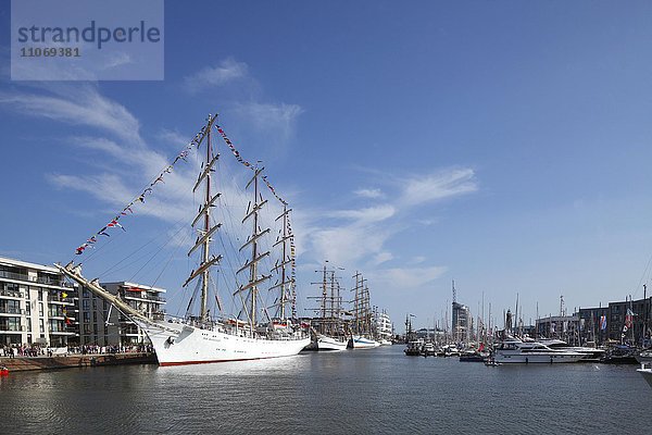Neuer Hafen mit Segelschiffen  Festival Sail 2015  Bremerhaven  Bremen  Deutschland  Europa