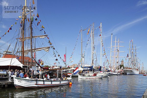 Neuer Hafen mit Segelschiffen  mit Fähnchen geschmückt  Festival Sail 2015  Bremerhaven  Bremen  Deutschland  Europa