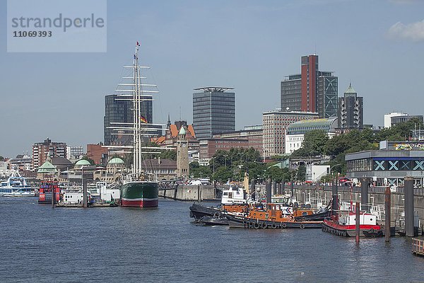 St.-Pauli-Landungsbrücken mit Windjammer Rickmer Rickmers  Hamburg  Deutschland  Europa