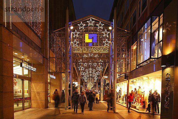 Einkaufspassage Lloyd Passage mit Weihnachtsdekoration  Schnoor oder Schnoorviertel  Bremen  Deutschland  Europa