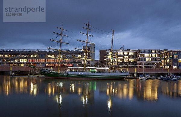 Hotel- und Gastronomieschiff Alexander von Humboldt im Europahafen in der Überseestadt bei Abenddämmerung Bremen  Deutschland  Europa