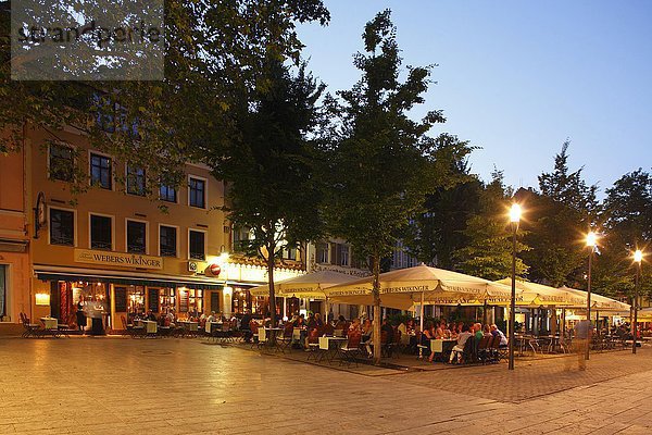 Grabenstrasse mit alten Häusern und Außengastronomie in der Wiesbadener Altstadt bei Abenddämmerung  Wiesbaden  Hessen  Deutschland  Europa