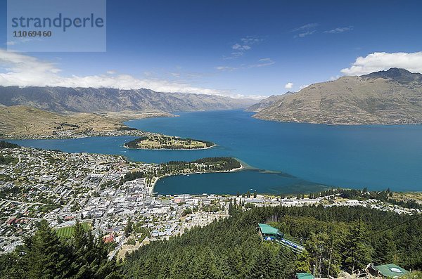 Queenstown und See  Lake Wakatipu  hinten Bergpanorama Remarkables Otago  Südprovinz  Neuseeland  Ozeanien