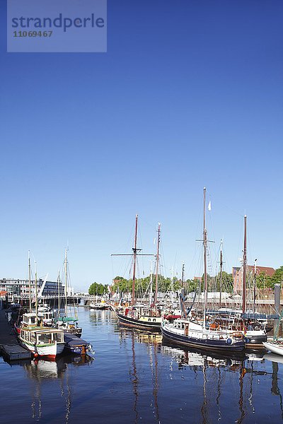 Alte Schiffe im Museumshafen Vegesacker Hafen  Bremen-Vegesack  Bremen  Deutschland  Europa