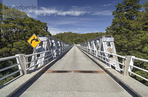 Einspurige Gitterträger Strassenbrücke über Arawhata River  Jackson Bay  Westcoast  Südinsel Neuseeland