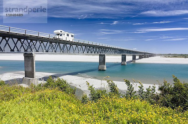 Wohnmobil fährt über Haast River Bridge  längste einspurige Brücke Neuseelands  Westcoast  Südinsel  Neuseeland  Ozeanien
