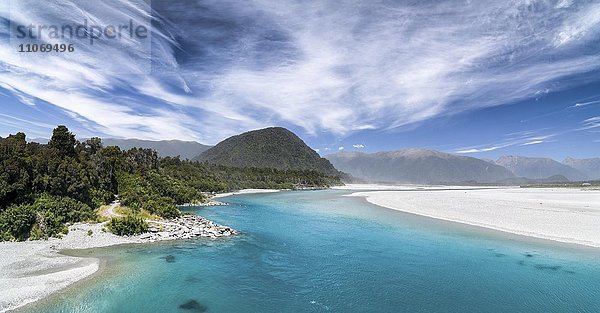 Türkises Flussbett des Haast River  Haast  hinten Bergkette des Mount Aspiring Nationalpark  Westcoast  Südinsel  Neuseeland  Ozeanien