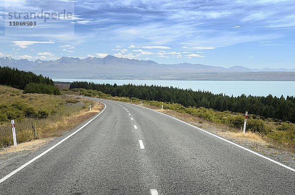Straße Mt. Cook Road am Lake Pukaki  hinten Mount Cook Nationalpark  Pukaki  Region Canterbury  Neuseeland  Ozeanien