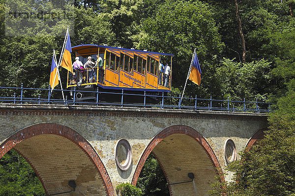 Waggon der Nerobergbahn fährt über Bogenbrücke  Standseilbahn  Wasserbalastbahn  Waggon  Nerotal  Wiesbaden  Hessen  Deutschland  Europa