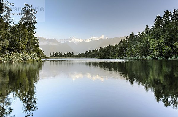 Mount Tasman und Mount Cook  Spiegelung im Lake Matheson  Mount-Cook-Nationalpark  Westland-Nationalpark  Neuseeländische Alpen  Südinsel  Neuseeland  Ozeanien