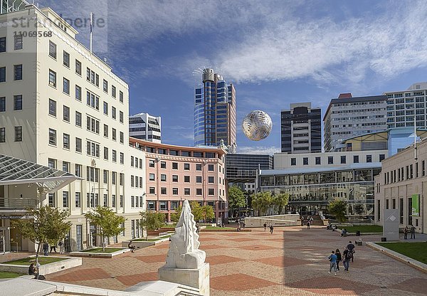 Schwebende Eisenkugel Farnball  Skulptur am Civic Square  hinten Majestic Center  Wellington  Neuseeland  Ozeanien