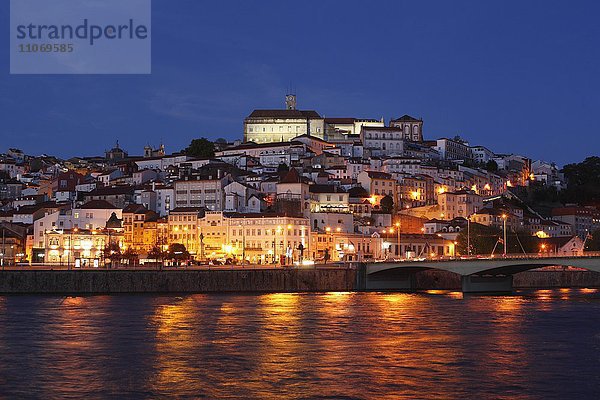 Altstadt mit Universität und Fluss Mondego bei Abenddämmerung  Coimbra  Beira Litoral  Region Centro  Portugal  Europa
