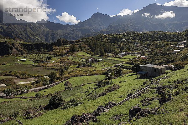 Caldera Cirque de Cilaos  Felder bei Cilaos  UNESCO Weltnaturerbe  hinten der Ort Cilaos  La Reunion  Afrika