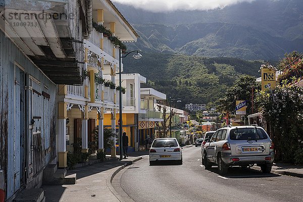 Straßenszene und kreolische Holuhäuser in Cilaos  Cirque de Cilaos  La Reunion  Afrika