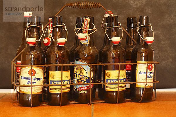 Alte Bierflaschen  Biermuseum im Wirtshaus Zum Schlappeseppel  Altstadt  Aschaffenburg  Unterfranken  Franken  Bayern  Deutschland  Europa
