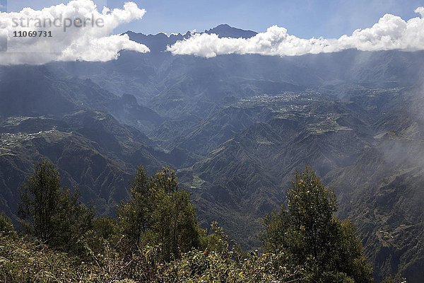 Ausblick von La Fenetre des Makes in die Caldera Cirque de Cilaos  links Ilet a Cordes  rechts Cilaos  La Reunion  Afrika