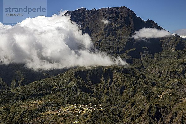 Ausblick vom Aussichtspunkt Le Maido in den Cirque de Mafate mit Vulkan Piton des Neiges  unterhalb La Nouville  La Reunion  Afrika