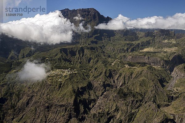 Ausblick vom Aussichtspunkt Le Maido in den Cirque de Mafate mit Vulkan Piton des Neiges  unterhalb La Nouville  La Reunion  Afrika