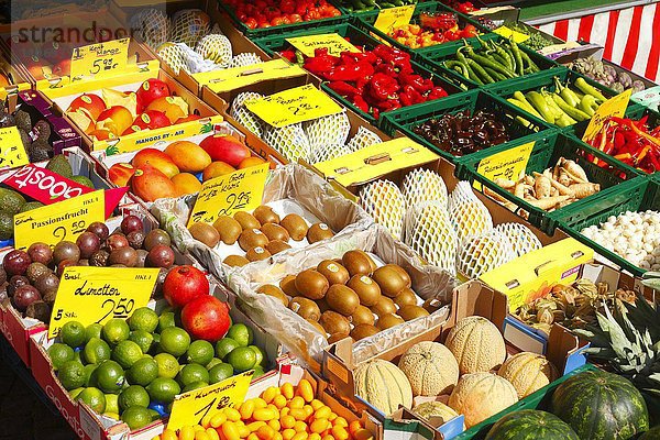 Frisches Obst und Gemüse auf einem Marktstand  Bremen  Deutschland  Europa