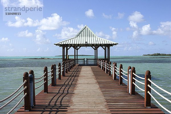 Holzsteg mit Pavillon  Steg ins Meer  Mahebourg  Mauritius  Afrika