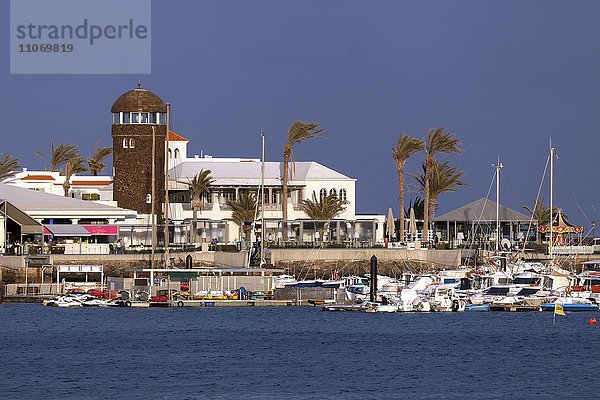 Jachthafen und Straßencafe in El Castillo oder Caleta de Fuste  Fuerteventura  Kanarische Inseln  Spanien  Europa