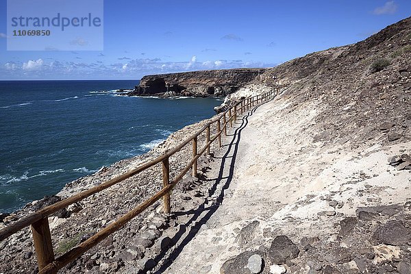 Weg entlang der Steilküste bei Ajuy  hinten Caleta Negra  Furteventura  Kanarische Inseln  Spanien  Europa