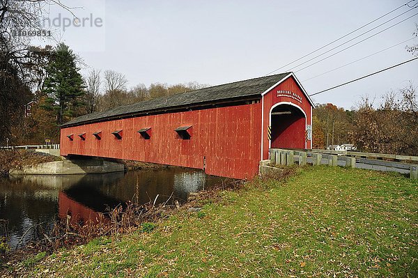 Alte Holzbrücke  Red Covered Bridge über den Hoosic River  Buskirk  Staat New York  USA  Nordamerika