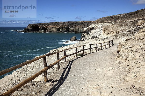Weg entlang der Steilküste bei Ajuy  hinten Caleta Negra  Furteventura  Kanarische Inseln  Spanien  Europa