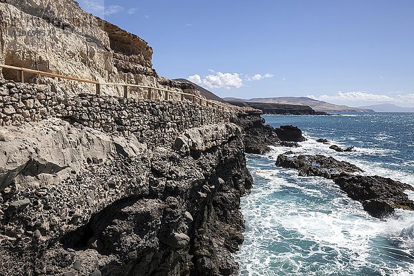 Weg entlang der Steilküste bei Ajuy  Furteventura  Kanarische Inseln  Spanien  Europa